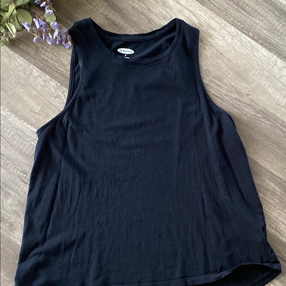 classy black tank!🖤